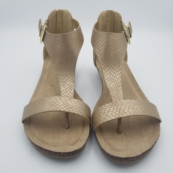 NWOT Kenneth Cole Reaction Great Gal T-Strap Wedge Sandals, Soft Gold, Size 8.5 - Picture 4 of 16